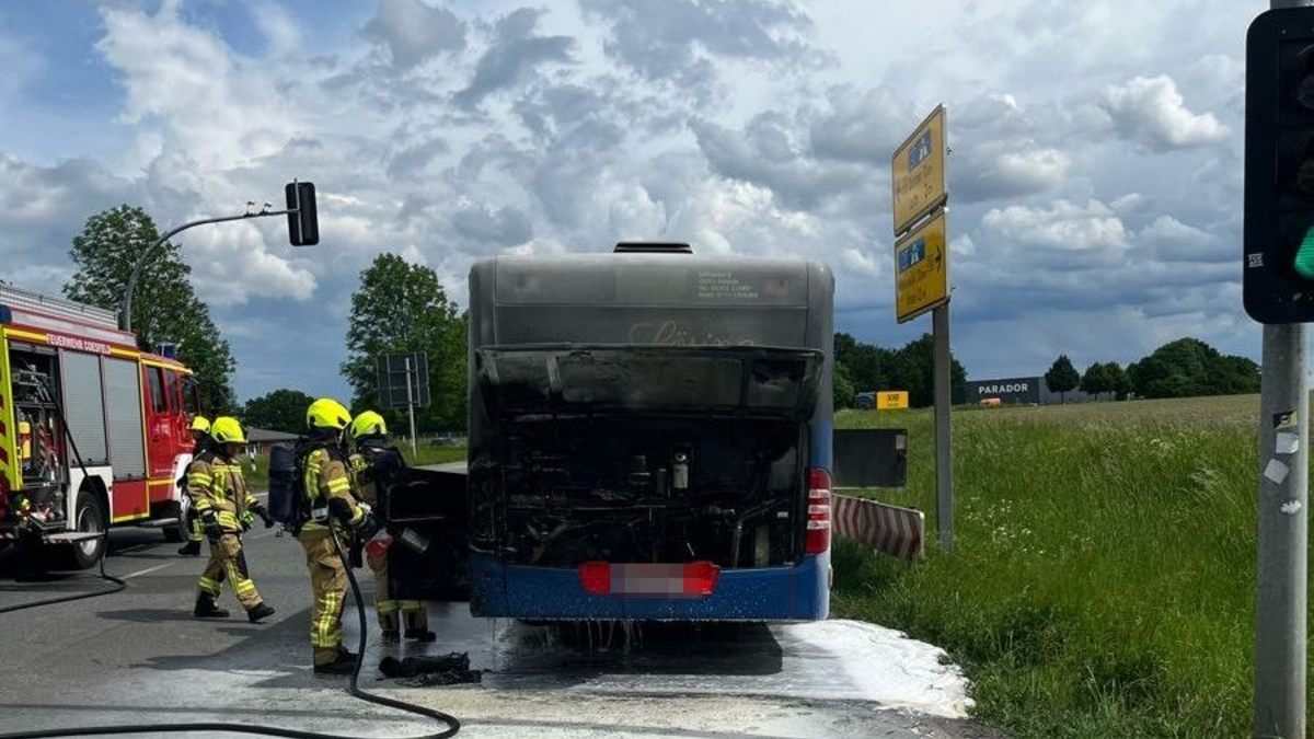POL-COE: Coesfeld, B474/ Abschlussmeldung: Schulbus brennt - Foto: presseportal.de