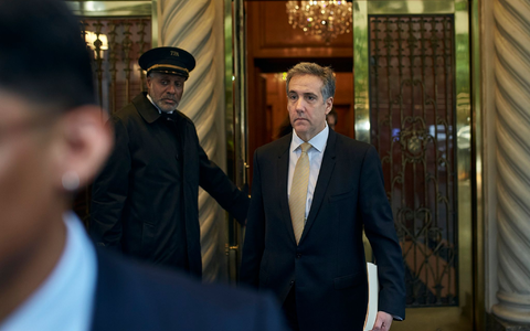 Michael Cohen (r) gilt wegen vieler öffentlicher Lügen in der Vergangenheit als problematischer Kronzeuge. - Foto: Andres Kudacki/AP/dpa