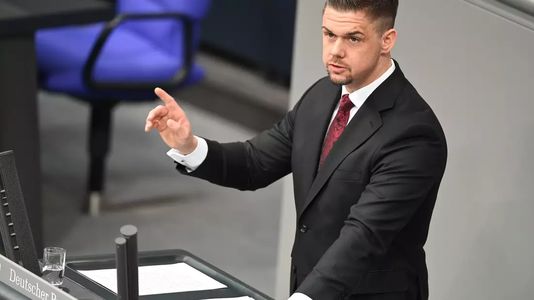 Gnauck vertritt die AfD im parlamentarischen Verteidigungsausschuss. - Bild: Jessica Lichetzki/dpa