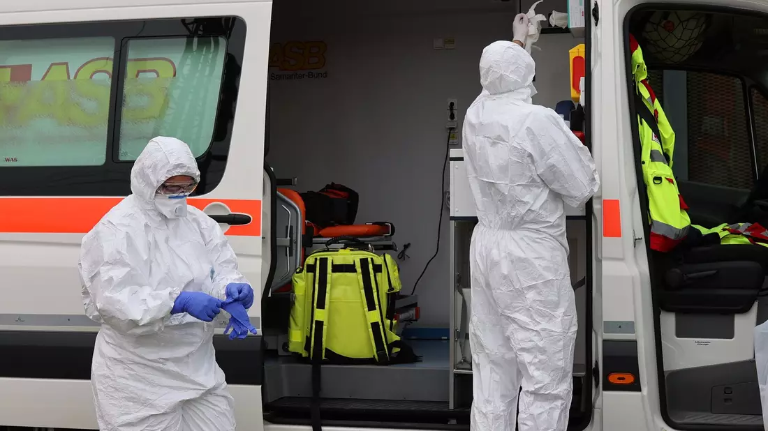 Den ganzen Tag über lief in Singen ein Großeinsatz. Unter anderem waren Rettungssanitäter in Schutzanzügen zu sehen. - Bild: Förster/Südwestdeutsches Mediennetzwerk/dpa