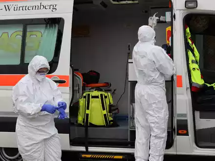 Den ganzen Tag über lief in Singen ein Großeinsatz. Unter anderem waren Rettungssanitäter in Schutzanzügen zu sehen. - Foto: Förster/Südwestdeutsches Mediennetzwerk/dpa
