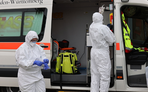 Den ganzen Tag über lief in Singen ein Großeinsatz. Unter anderem waren Rettungssanitäter in Schutzanzügen zu sehen. - Foto: Förster/Südwestdeutsches Mediennetzwerk/dpa