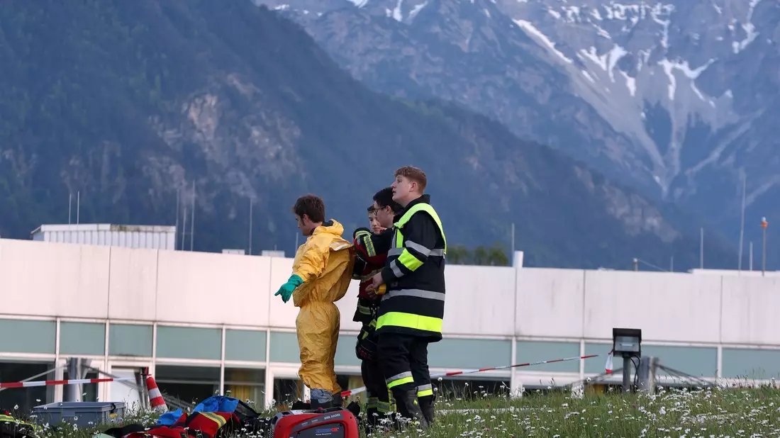 Allein in Murnau waren nach Feuerwehrangaben 66 Kräfte im Einsatz. - Bild: Karl-Josef Hildenbrand/dpa