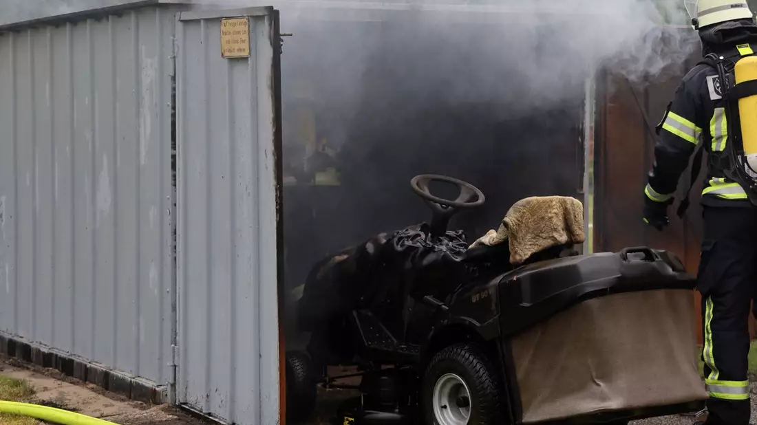 FW Hambühren: Garagenbrand unterbricht Übung der Feuerwehr - Warnung vor der Nutzung von Gasbrennern zur Unkrautvernichtung - Bild: presseportal.de