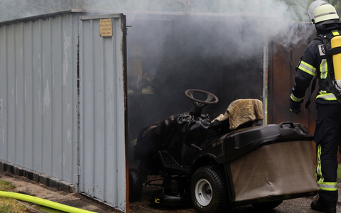 FW Hambühren: Garagenbrand unterbricht Übung der Feuerwehr - Warnung vor der Nutzung von Gasbrennern zur Unkrautvernichtung - Foto: presseportal.de