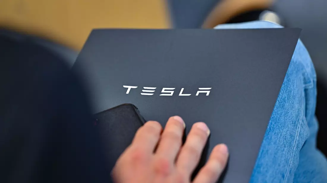 Die Gemeindevertreter in Grünheide stimmten für die Erweiterungspläne der dortigen Tesla-Fabrik. - Bild: Patrick Pleul/dpa