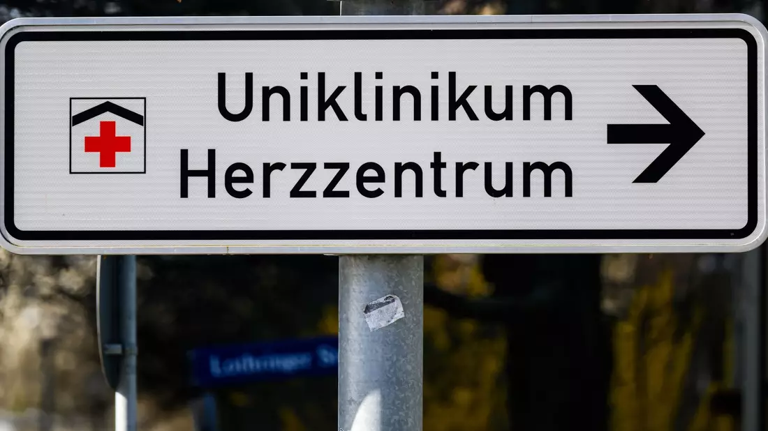 Der Klinikatlas soll Fallzahlen zu Behandlungen an Hunderten Kliniken bereitstellen. - Bild: Robert Michael/dpa