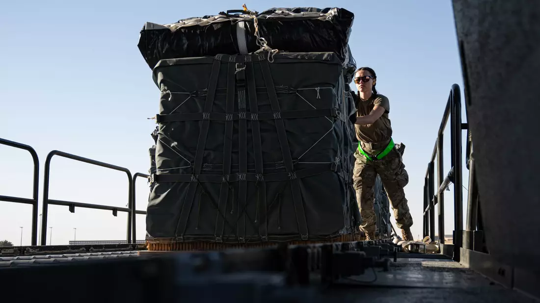 Eine Pilotin der U.S. Air Force lädt Paletten mit humanitären Hilfsgütern, die für den Gazastreifen bestimmt sind, an Bord eines Flugzeugs. - Bild: U.S Air Force/ZUMA Press Wire/dpa