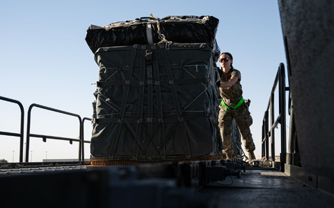Eine Pilotin der U.S. Air Force lädt Paletten mit humanitären Hilfsgütern, die für den Gazastreifen bestimmt sind, an Bord eines Flugzeugs. - Foto: U.S Air Force/ZUMA Press Wire/dpa