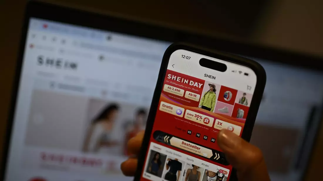 Der umstrittene asiatische Online-Händler Shein will 250 Millionen Euro in der EU und in Großbritannien in eine «zukunftsfähige Modeindustrie» investieren. - Bild: Monika Skolimowska/dpa