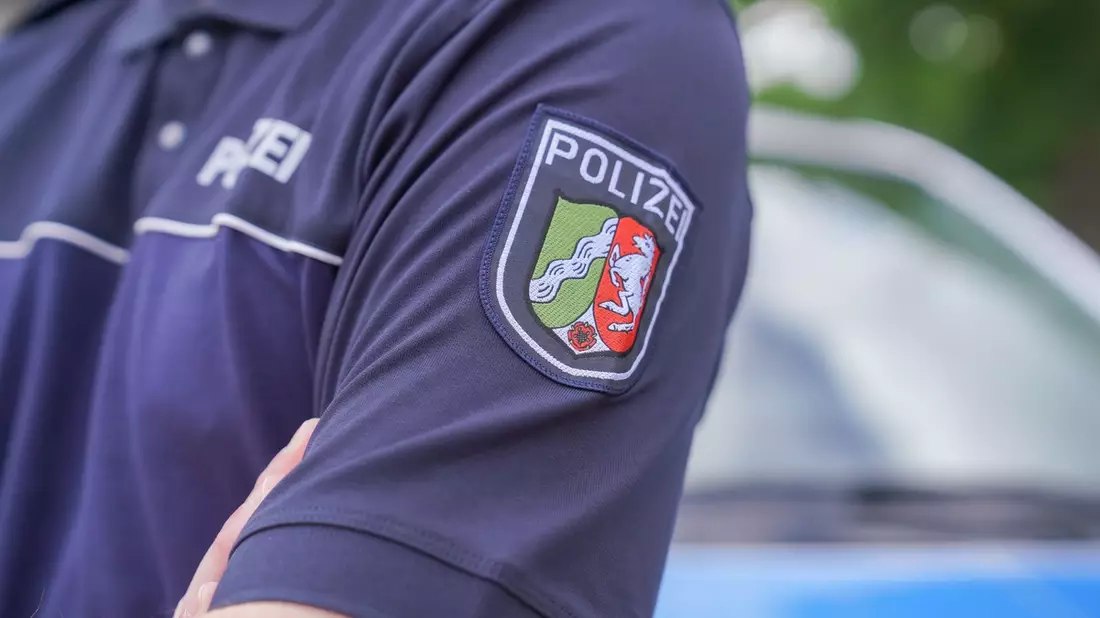 POL-LZPD: LZPD NRW übergibt neue Heimtrikots an Einsatzkräfte - Polizistinnen und Polizisten in neuem Outfit auf Streife - Bild: presseportal.de