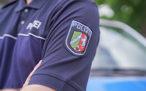 POL-LZPD: LZPD NRW übergibt neue Heimtrikots an Einsatzkräfte - Polizistinnen und Polizisten in neuem Outfit auf Streife - Foto: presseportal.de