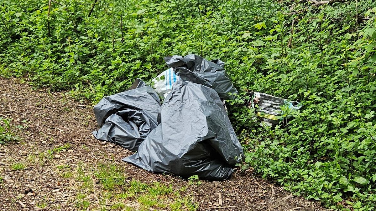 POL-UL: (GP) Wangen - Müll im Wald entsorgt / Unbekannte hinterließen die vergangenen Tage ihren Unrat in einem Waldstück bei Wangen. - Foto: presseportal.de