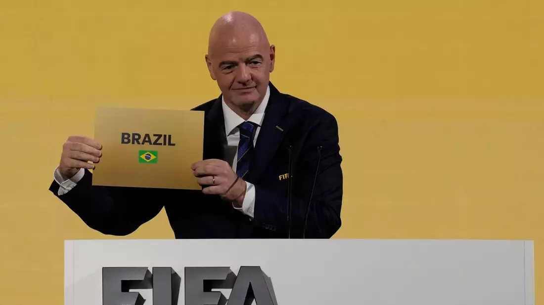 FIFA-Präsident Gianni Infantino verkündet beim FIFA-Kongress, dass Brasilien als Gastgeber der Frauenfußball-WM 2027 ausgewählt worden ist. - Bild: Sakchai Lalit/AP/dpa