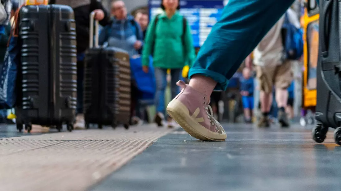 Reisende sind im Frankfurter Hauptbahnhof unterwegs: Die Deutsche Bahn rechnet über das gesamte Pfingstwochenende mit vollen Zügen. - Bild: Andreas Arnold/dpa