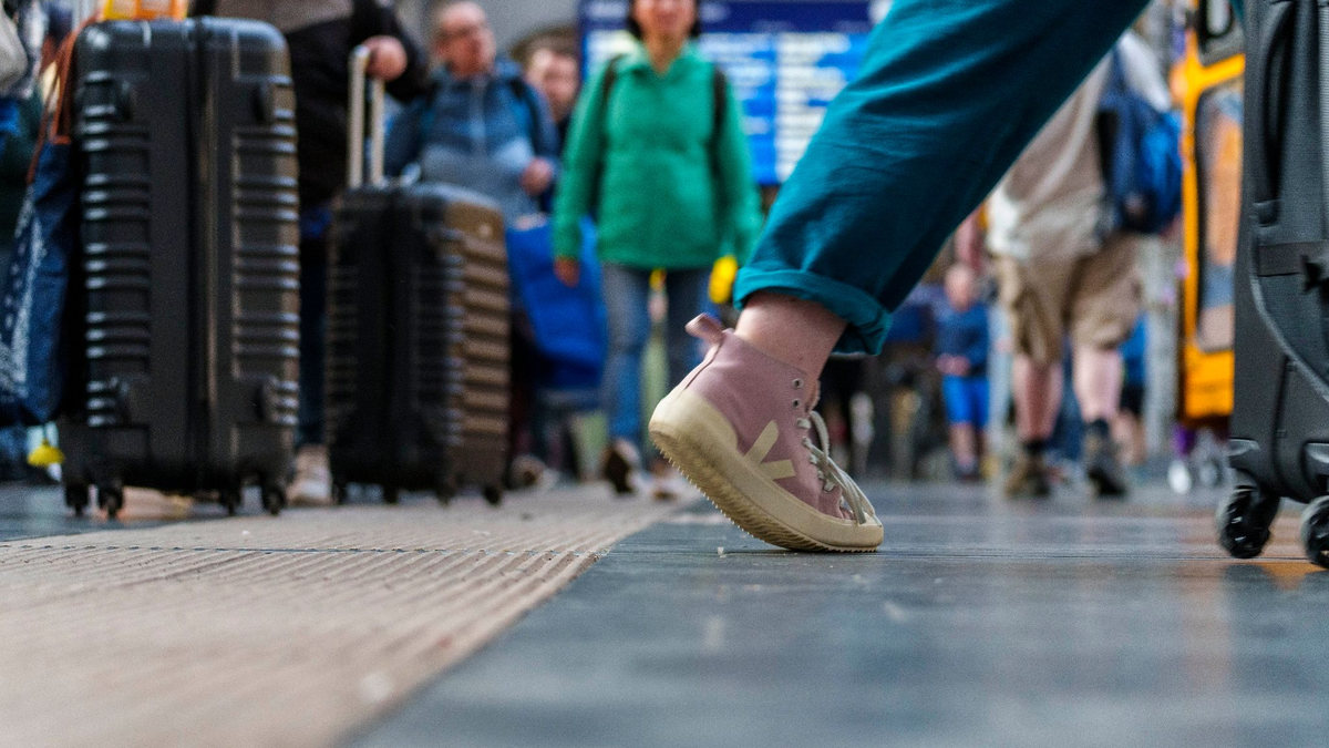 Reisende sind im Frankfurter Hauptbahnhof unterwegs: Die Deutsche Bahn rechnet über das gesamte Pfingstwochenende mit vollen Zügen. - Foto: Andreas Arnold/dpa