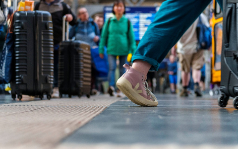 Reisende sind im Frankfurter Hauptbahnhof unterwegs: Die Deutsche Bahn rechnet über das gesamte Pfingstwochenende mit vollen Zügen. - Foto: Andreas Arnold/dpa