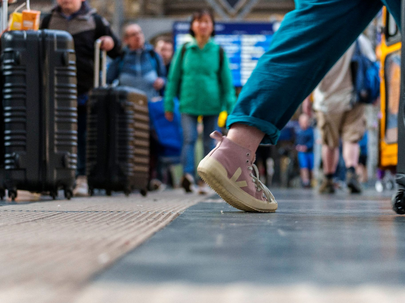 Reisende sind im Frankfurter Hauptbahnhof unterwegs: Die Deutsche Bahn rechnet über das gesamte Pfingstwochenende mit vollen Zügen. - Foto: Andreas Arnold/dpa