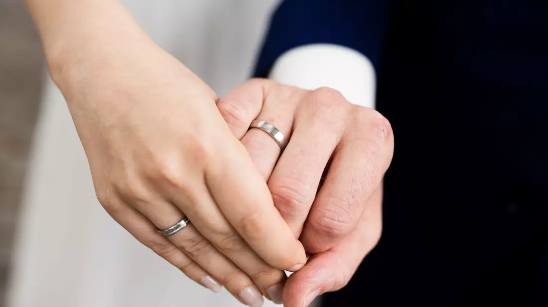 Ein gemeinsamer Doppelname nach der Hochzeit: Ab Mai 2025 soll das möglich sein. - Bild: Rolf Vennenbernd/dpa