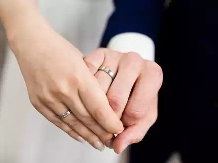 Ein gemeinsamer Doppelname nach der Hochzeit: Ab Mai 2025 soll das möglich sein. - Foto: Rolf Vennenbernd/dpa