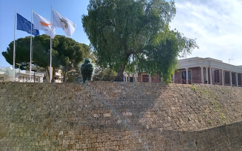 Zahlreiche Schulen auf Zypern werden wegen einer Bedrohungslage geräumt. - Foto: Takis Tsafos/dpa