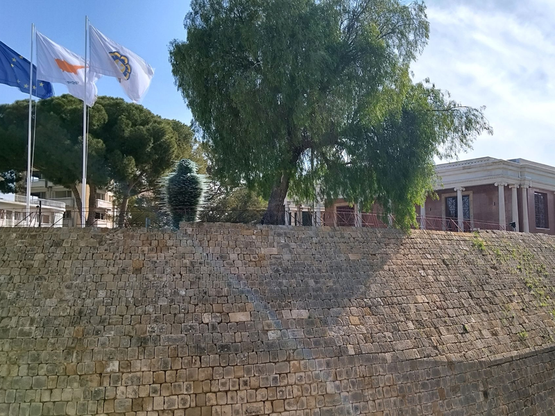 Zahlreiche Schulen auf Zypern werden wegen einer Bedrohungslage geräumt. - Foto: Takis Tsafos/dpa