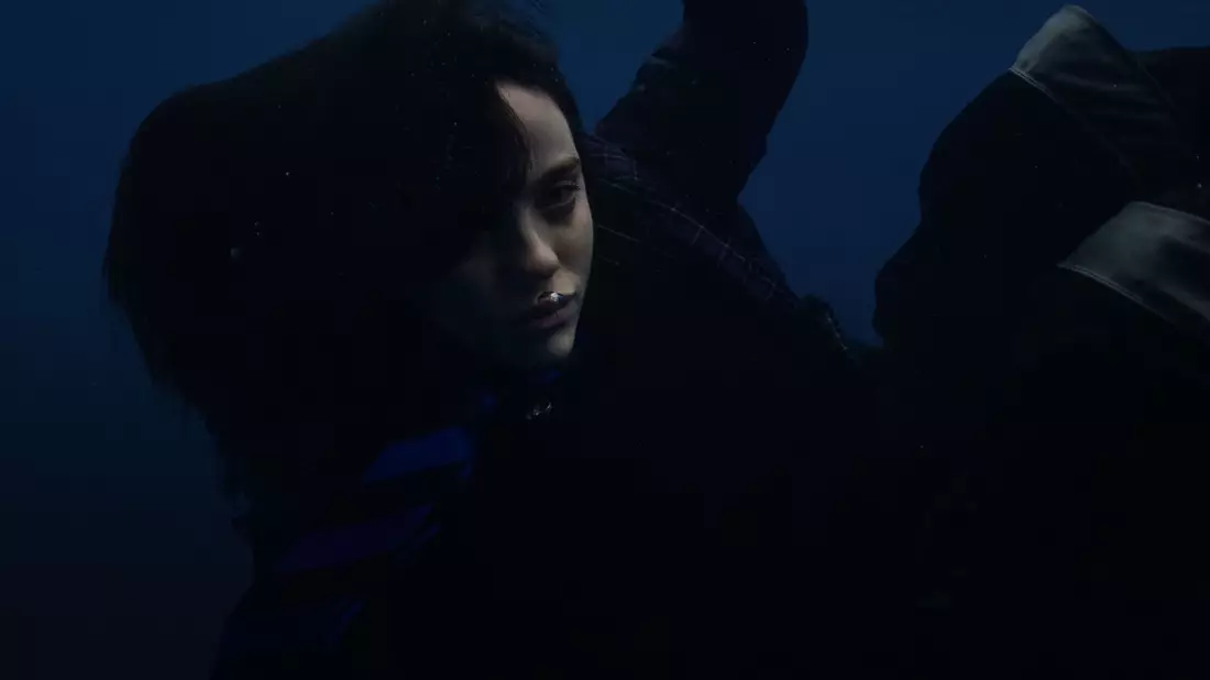 Billie Eilish allein unter Wasser. - Bild: Universal Music/dpa