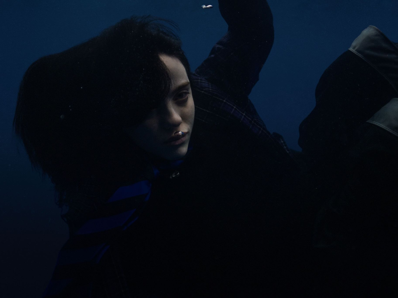 Billie Eilish allein unter Wasser. - Foto: Universal Music/dpa