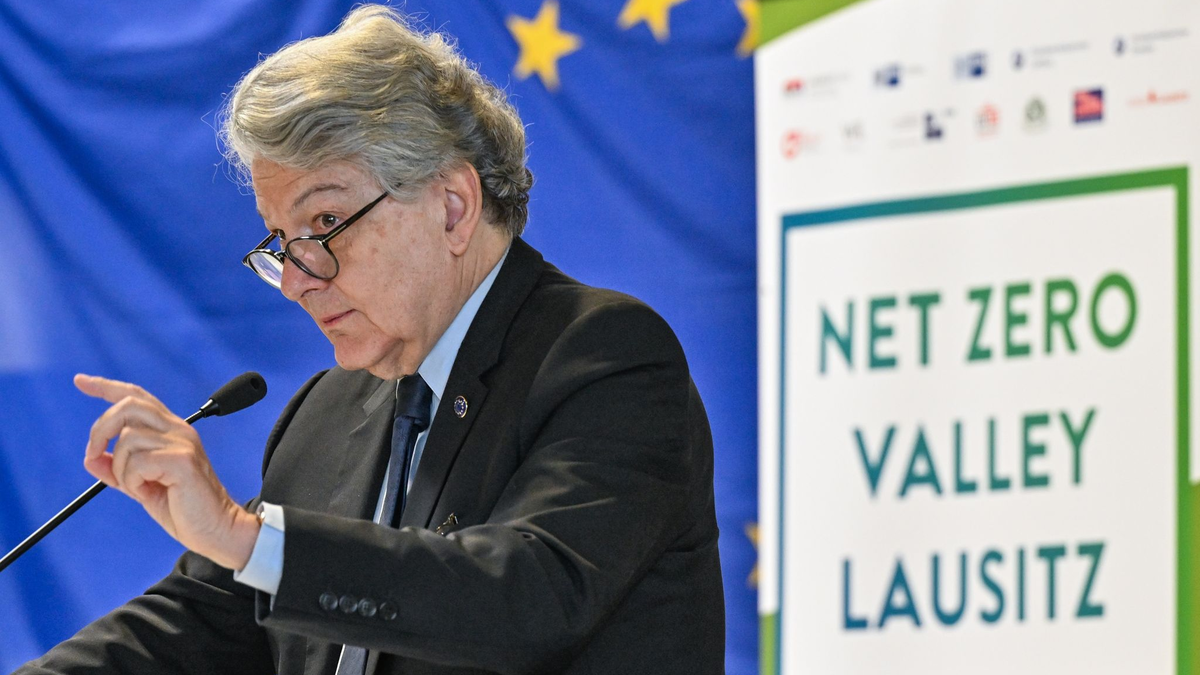 Industriekommissar Thierry Breton über das «Netto-Null-Valley»: «Die EU-Kommission ist bereit, dieses Vorhaben zu unterstützen.» - Foto: Patrick Pleul/dpa