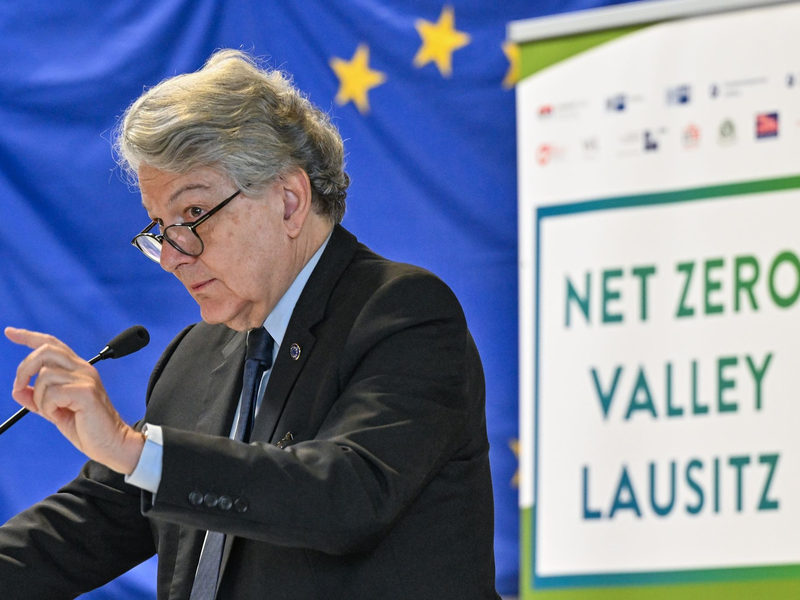 Industriekommissar Thierry Breton über das «Netto-Null-Valley»: «Die EU-Kommission ist bereit, dieses Vorhaben zu unterstützen.» - Foto: Patrick Pleul/dpa