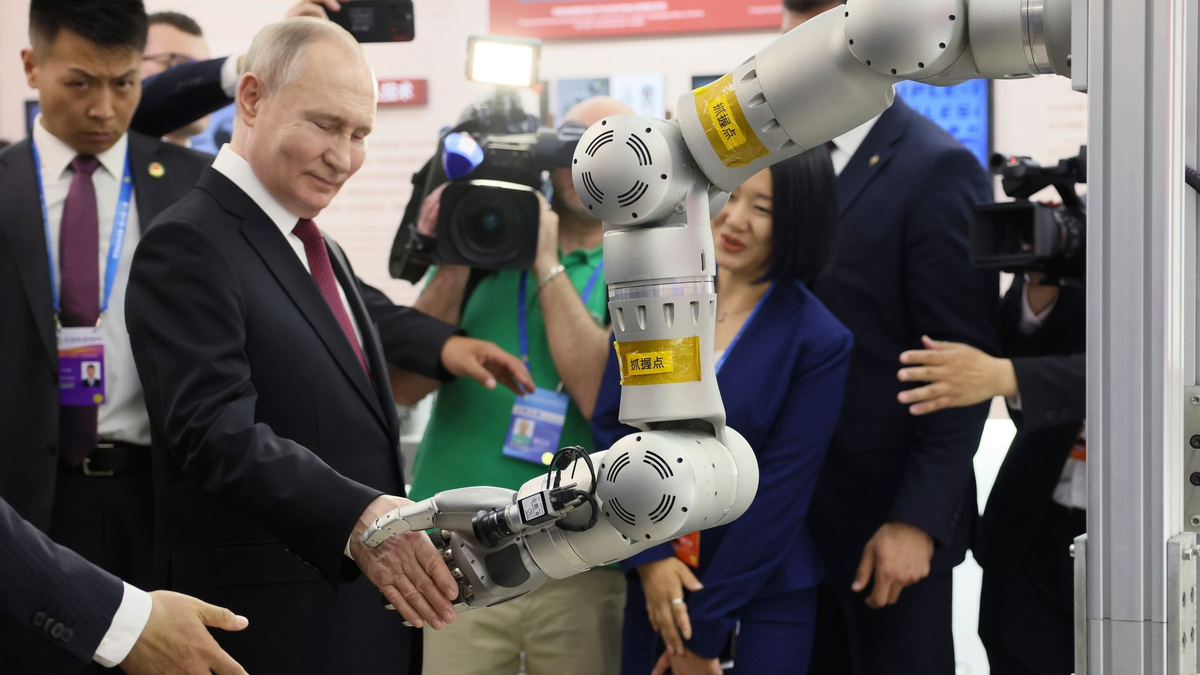 Dieses von der staatlichen russischen Nachrichtenagentur Sputnik via AP veröffentlichte Foto zeigt Wladimir Putin während eines Gesprächs mit Studenten des Harbin Institute of Technology in Harbin. - Foto: Mikhail Metzel/Pool Sputnik Kremlin/AP/dpa