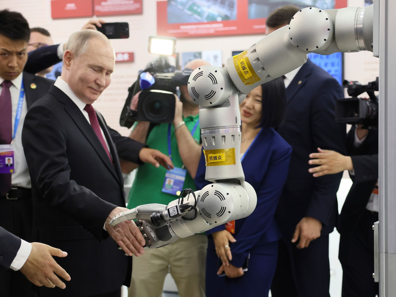 Auf diesem von der staatlichen russischen Nachrichtenagentur Sputnik via AP veröffentlichten Foto besucht der russische Präsident Wladimir Putin eine Ausstellung im Harbin Institute of Technology in Harbin in der nordostchinesischen Provinz Heilongjiang. - Foto: Mikhail Metzel/Pool Sputnik Kremlin/AP/dpa