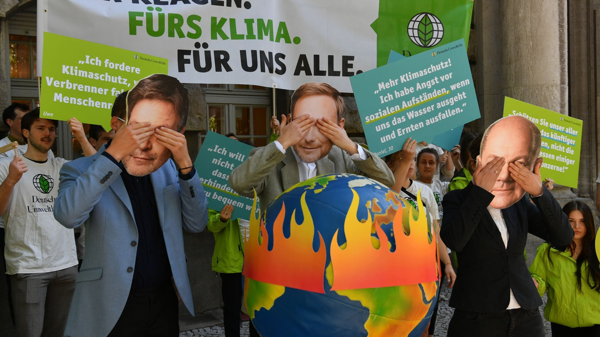 Aktivisten der Deutschen Umwelthilfe (DUH) protestieren vor dem Oberverwaltungsgericht Berlin. Oberverwaltungsgerichtes für das Klimaschutz-Urteil. - Foto: Paul Zinken/dpa