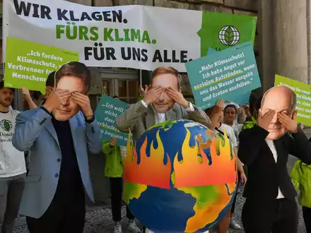 Aktivisten der Deutschen Umwelthilfe (DUH) protestieren vor dem Oberverwaltungsgericht Berlin. Oberverwaltungsgerichtes für das Klimaschutz-Urteil. - Foto: Paul Zinken/dpa