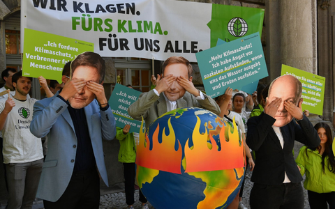 Aktivisten der Deutschen Umwelthilfe (DUH) protestieren vor dem Oberverwaltungsgericht Berlin. Oberverwaltungsgerichtes für das Klimaschutz-Urteil. - Foto: Paul Zinken/dpa