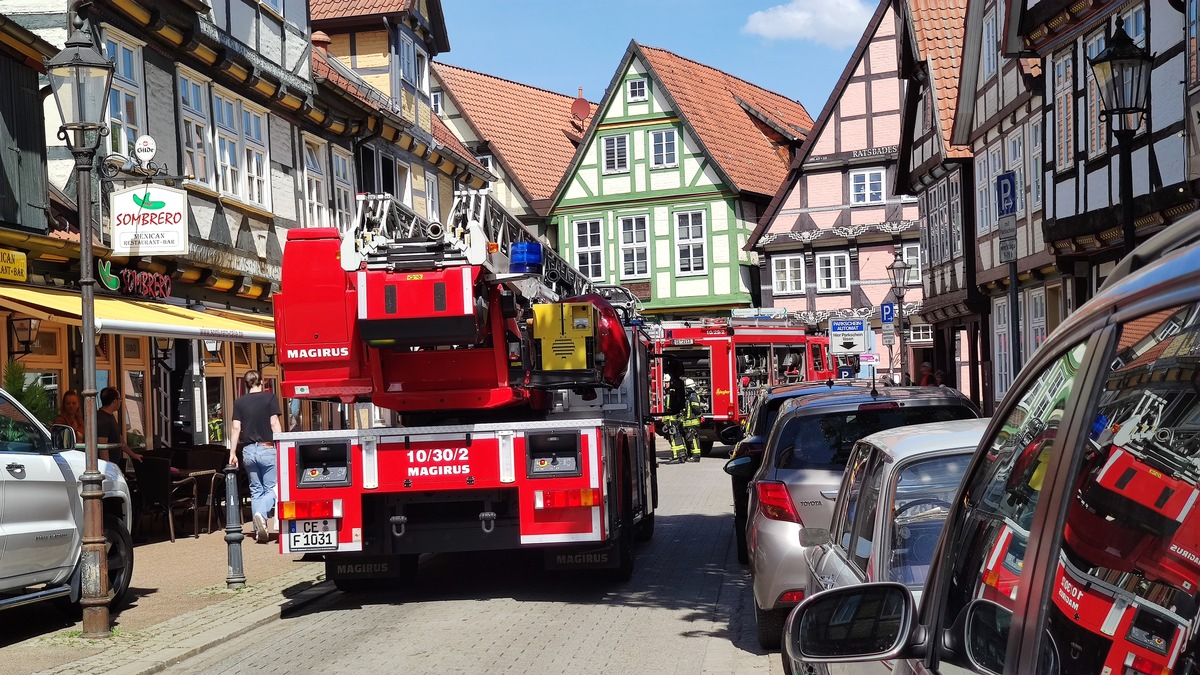 FW Celle: Küchenbrand in einem Fachwerkhaus in der Celler Altstadt! Zwei verletzte Personen! - Foto: presseportal.de