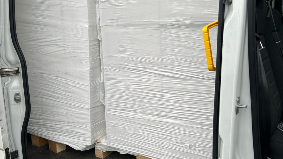 HZA-KR: Riskante Flucht - ZOLL schnappt Schmuggel-Transporter mit 1 Millionen Zigaretten - Foto: presseportal.de