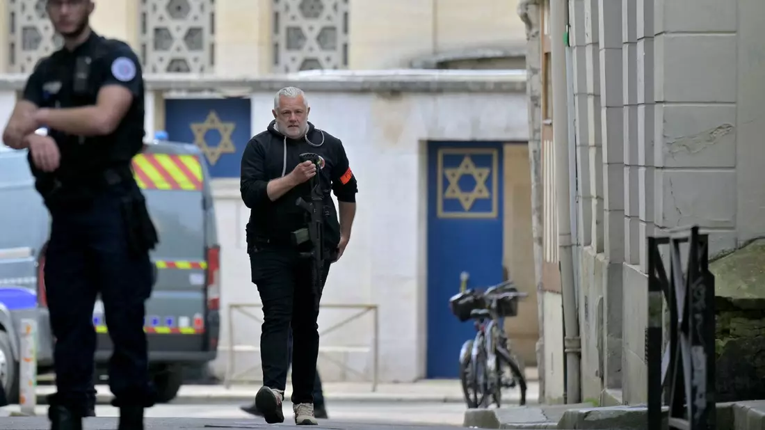 Die französische Polizei hat in Rouen einen mit einem Messer und einer Metallstange bewaffneten Mann erschossen, der im Verdacht steht, eine Synagoge in der Normandie-Stadt in Brand gesetzt zu haben. - Bild: Lou Benoist/AFP/dpa