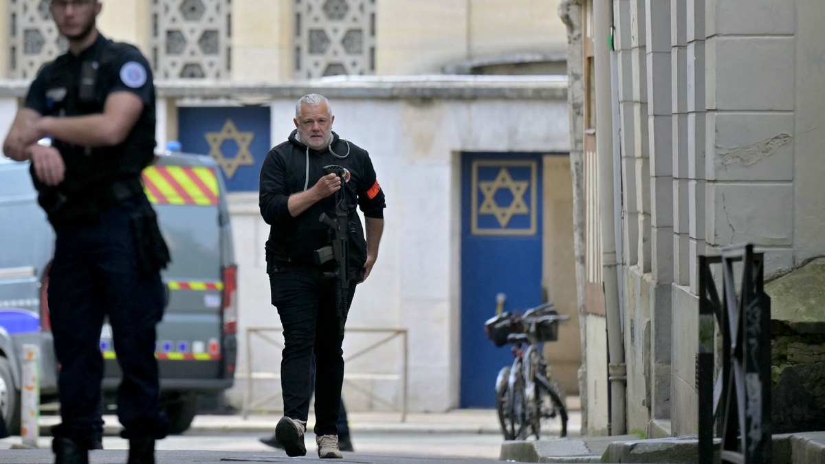 Die französische Polizei hat in Rouen einen mit einem Messer und einer Metallstange bewaffneten Mann erschossen, der im Verdacht steht, eine Synagoge in der Normandie-Stadt in Brand gesetzt zu haben. - Foto: Lou Benoist/AFP/dpa