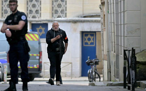 Die französische Polizei hat in Rouen einen mit einem Messer und einer Metallstange bewaffneten Mann erschossen, der im Verdacht steht, eine Synagoge in der Normandie-Stadt in Brand gesetzt zu haben. - Foto: Lou Benoist/AFP/dpa Die französische Polizei hat in Rouen einen mit einem Messer und einer Metallstange bewaffneten Mann erschossen, der im Verdacht steht, eine Synagoge in der Normandie-Stadt in Brand gesetzt zu haben. - Foto: Lou Benoist/AFP/dpa