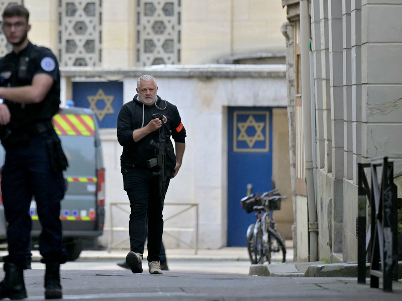 Die französische Polizei hat in Rouen einen mit einem Messer und einer Metallstange bewaffneten Mann erschossen, der im Verdacht steht, eine Synagoge in der Normandie-Stadt in Brand gesetzt zu haben. - Foto: Lou Benoist/AFP/dpa