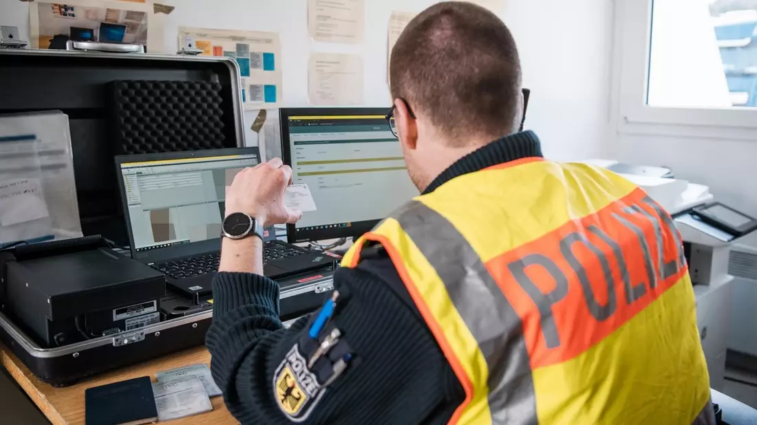 Bundespolizeidirektion München: Gefälschter norwegischer und belgischer Ausweis/ Bundespolizei verweigert syrischen Busreisenden die Einreise - Bild: presseportal.de