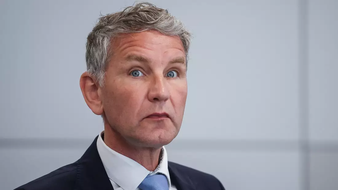 In Thüringen werden Rufe nach einem Parteiausschluss von Björn Höcke laut. - Bild: Ronny Hartmann/AFP Pool/dpa