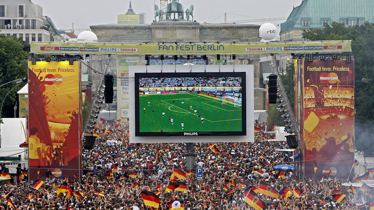 Tausende Zuschauer verfolgen 2006 auf der Fanmeile am Brandenburger Tor in Berlin das WM-Fußballspiel zwischen Deutschland und Argentinien. - Foto: Marcel Mettelsiefen/dpa