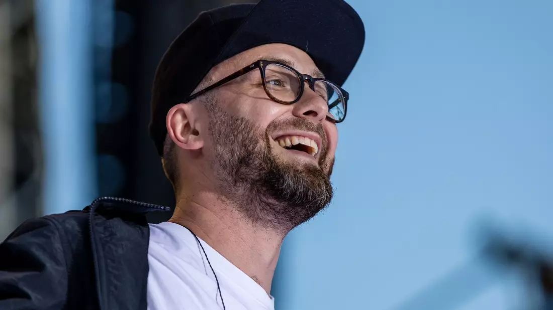 Mark Forster stimmt mit einem Ohrwurm auf die Fußball-EM ein. - Bild: Frank Hammerschmidt/dpa
