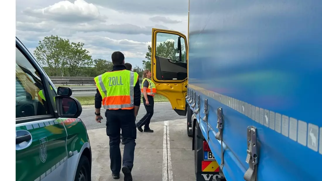 HZA-EF: Großkontrolle des Zolls auf Autobahn 72 / Zoll und Polizei auf Rastanlage Großzöbern im Einsatz - Bild: presseportal.de
