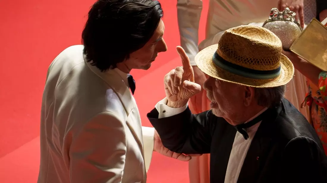 Adam Driver (l) unterhält sich mit Regisseur Francis Ford Coppola auf dem roten Teppich. - Bild: Andreea Alexandru/Invision/AP/dpa