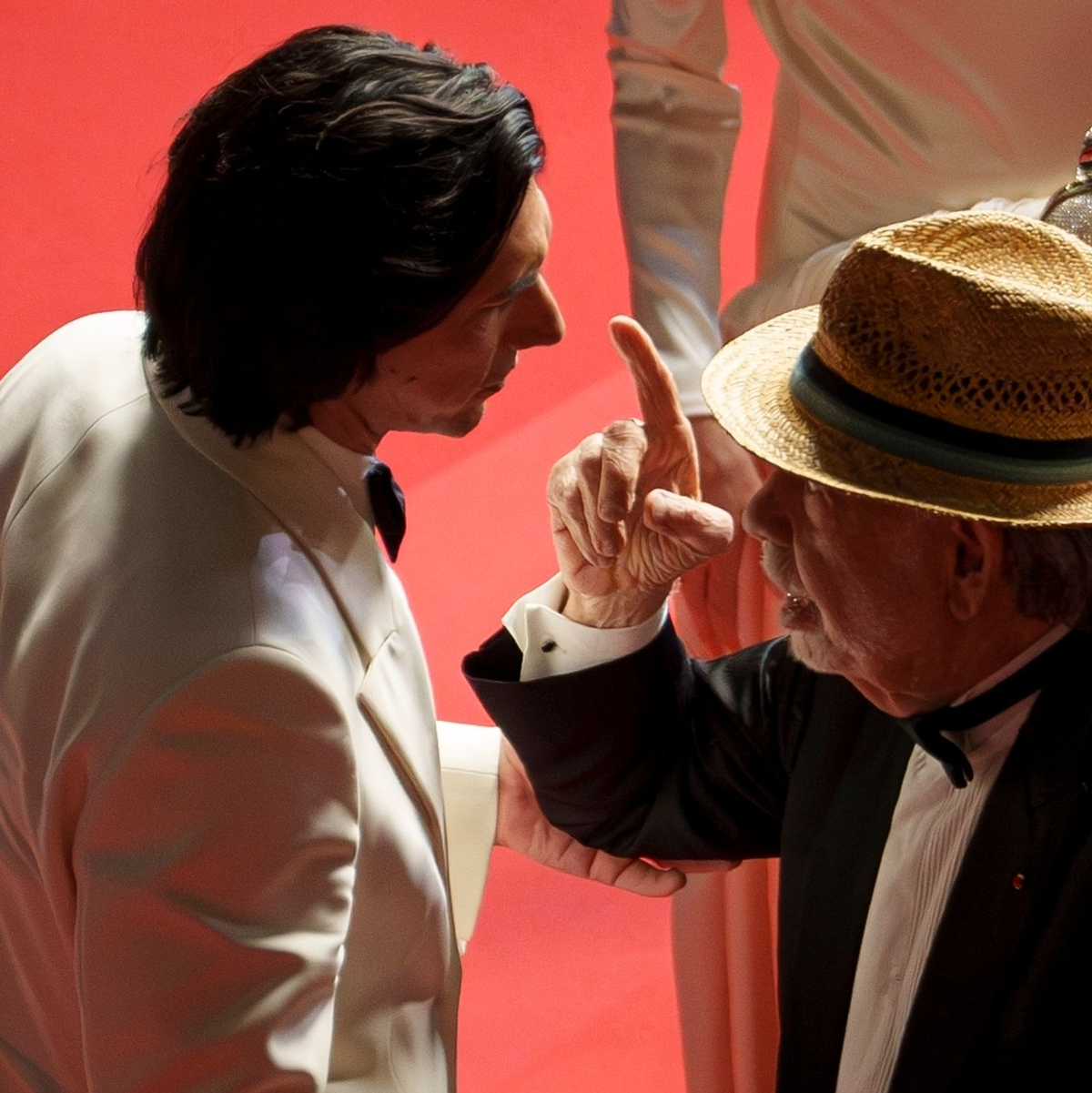 Adam Driver (l) unterhält sich mit Regisseur Francis Ford Coppola auf dem roten Teppich. - Foto: Andreea Alexandru/Invision/AP/dpa