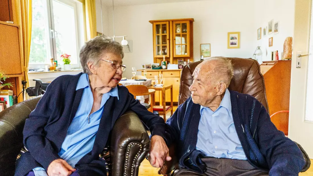 Ursula und Gottfried Schmelzer blicken auf ein bewegtes Leben zurück. - Bild: Andreas Arnold/dpa