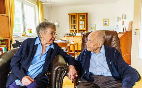 Ursula und Gottfried Schmelzer blicken auf ein bewegtes Leben zurück. - Foto: Andreas Arnold/dpa